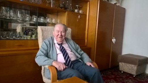 90 let